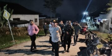 Menyapa Warga di Malam Hari, Polres Tolikara Hadir Lewat Patroli Jalan Kaki