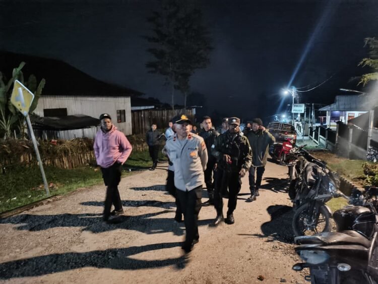 Menyapa Warga di Malam Hari, Polres Tolikara Hadir Lewat Patroli Jalan Kaki