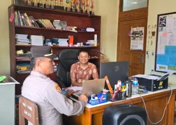 Bhabinkamtibmas Mararena Hadiri Pelepasan Siswa SMA Negeri 1 Sarmi, Imbau Rayakan Kelulusan Secara Bijak 