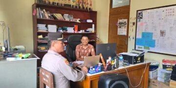 Bhabinkamtibmas Mararena Hadiri Pelepasan Siswa SMA Negeri 1 Sarmi, Imbau Rayakan Kelulusan Secara Bijak 