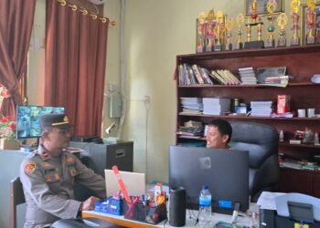 Bhabinkamtibmas Mararena Hadiri Pelepasan Siswa SMA Negeri 1 Sarmi, Imbau Rayakan Kelulusan Secara Bijak 