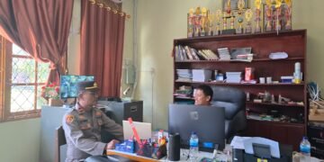 Bhabinkamtibmas Mararena Hadiri Pelepasan Siswa SMA Negeri 1 Sarmi, Imbau Rayakan Kelulusan Secara Bijak 