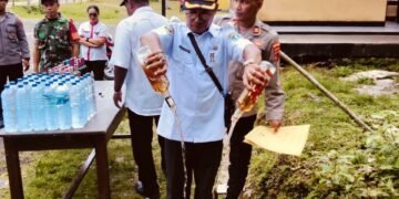 Polsek Numfor Barat Musnahkan Puluhan Botol Miras Hasil Sitaan Operasi Lilin 2025