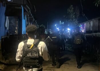 Patroli Jalan Kaki di Malam Hari, Polres Tolikara Hadirkan Rasa Aman bagi Warga Karubaga