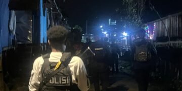 Patroli Jalan Kaki di Malam Hari, Polres Tolikara Hadirkan Rasa Aman bagi Warga Karubaga