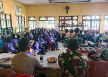 Bhabinkamtibmas dan Babinsa Kawal Penyaluran Bantuan Pangan Bulog bagi Warga Kampung Waninggap Say 
