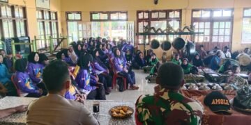 Bhabinkamtibmas dan Babinsa Kawal Penyaluran Bantuan Pangan Bulog bagi Warga Kampung Waninggap Say 