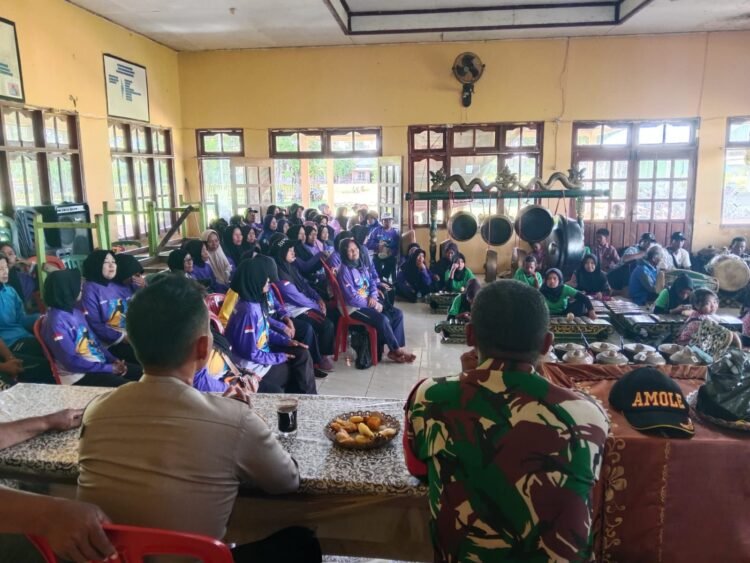 Bhabinkamtibmas dan Babinsa Kawal Penyaluran Bantuan Pangan Bulog bagi Warga Kampung Waninggap Say 