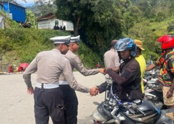 Mengawal Aktivitas Warga, Polres Tolikara Gelar Patroli Humanis di Karubaga 