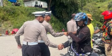 Mengawal Aktivitas Warga, Polres Tolikara Gelar Patroli Humanis di Karubaga 
