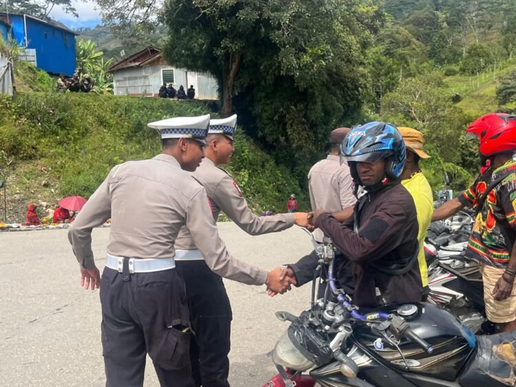 Mengawal Aktivitas Warga, Polres Tolikara Gelar Patroli Humanis di Karubaga 