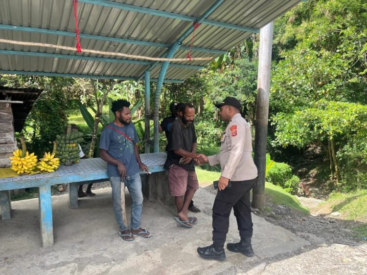 Kapolsek Kelila Pimpin Giat Sambang, Polisi Dekatkan Diri dengan Warga Pasar Distrik Kelila
