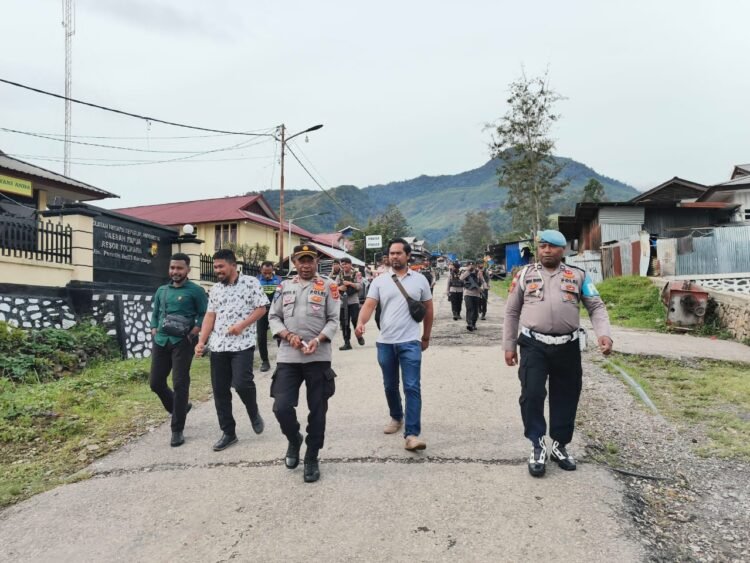 Senyum, Sapa, Salam: Regu Siaga I Polres Tolikara Hadir Jaga Kamtibmas di Kota Karubaga