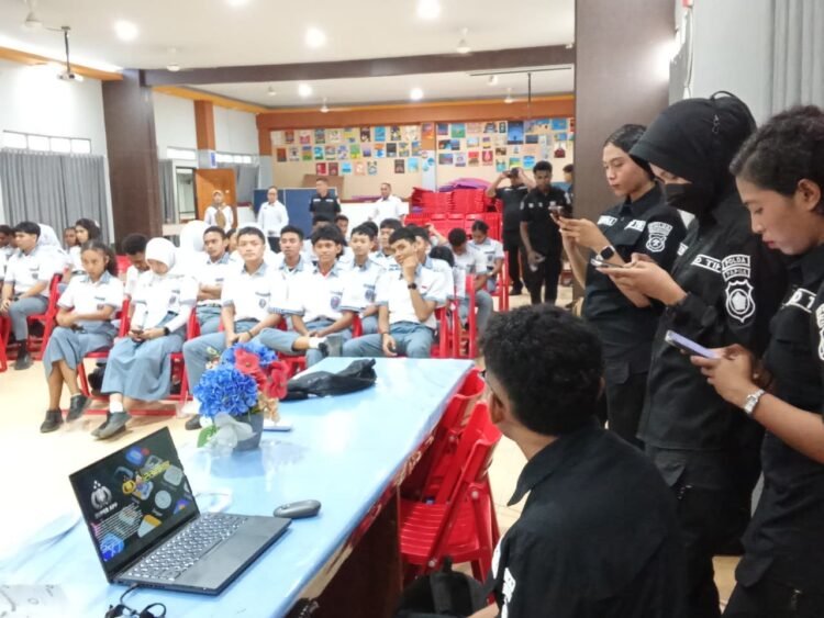 Bid Tik Polda Papua Sosialisasikan Super App Polri Dan Layanan 110 Presisi Di Sekolah-Sekolah Kota Jayapura