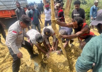Kapolsek Kelila Bersama Personel dan Warga Gotong Royong Perbaiki Jalan Terdampak Longsor di Kampung Onggobalo