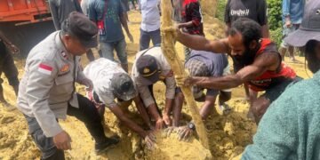 Kapolsek Kelila Bersama Personel dan Warga Gotong Royong Perbaiki Jalan Terdampak Longsor di Kampung Onggobalo