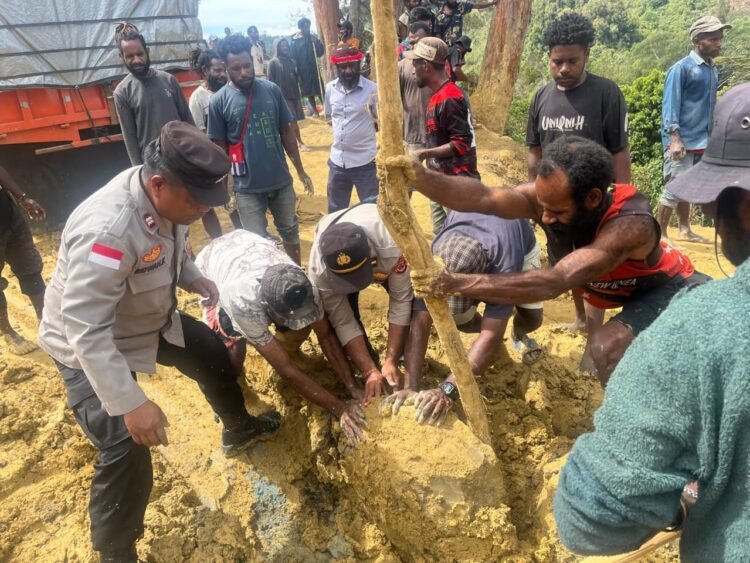 Kapolsek Kelila Bersama Personel dan Warga Gotong Royong Perbaiki Jalan Terdampak Longsor di Kampung Onggobalo