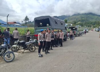 Patroli Humanis Regu Siaga II Polres Tolikara Jaga Kondusivitas Kota Karubaga