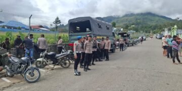 Patroli Humanis Regu Siaga II Polres Tolikara Jaga Kondusivitas Kota Karubaga