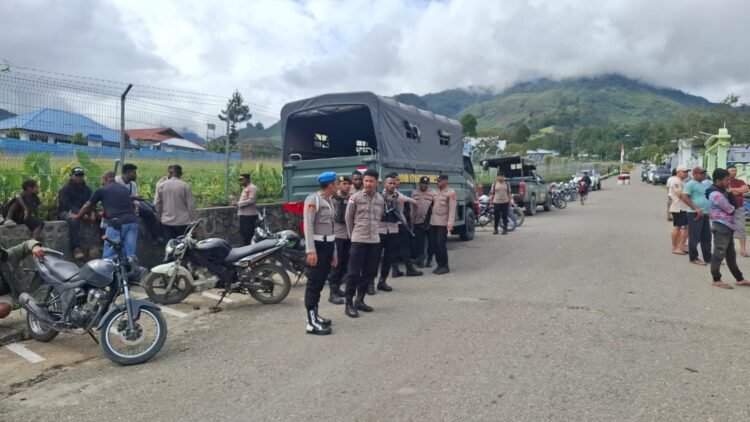 Patroli Humanis Regu Siaga II Polres Tolikara Jaga Kondusivitas Kota Karubaga