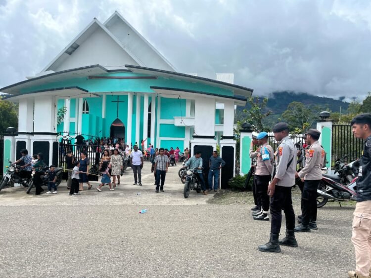 Patroli Harkamtibmas Polres Tolikara Beri Rasa Aman bagi Jemaat Gereja Ebenhaezer Karubaga