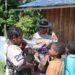 Kasat Binmas Polres Puncak Berbagi Kasih dengan Anak-Anak di Kampung Misimaga