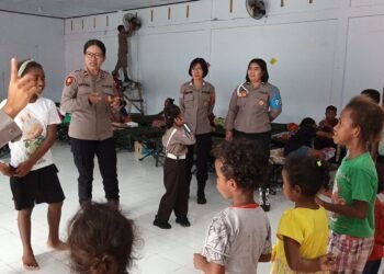Polda Papua Berikan Trauma Healing kepada Korban Ledakan di Biak Numfor, Hadirkan Semangat dan Keceriaan di Pengungsian