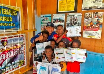 Dari Dermaga ke Rumah Baca, Bhabinkamtibmas Kampung Enggros Tanamkan Semangat Literasi bagi Anak-Anak