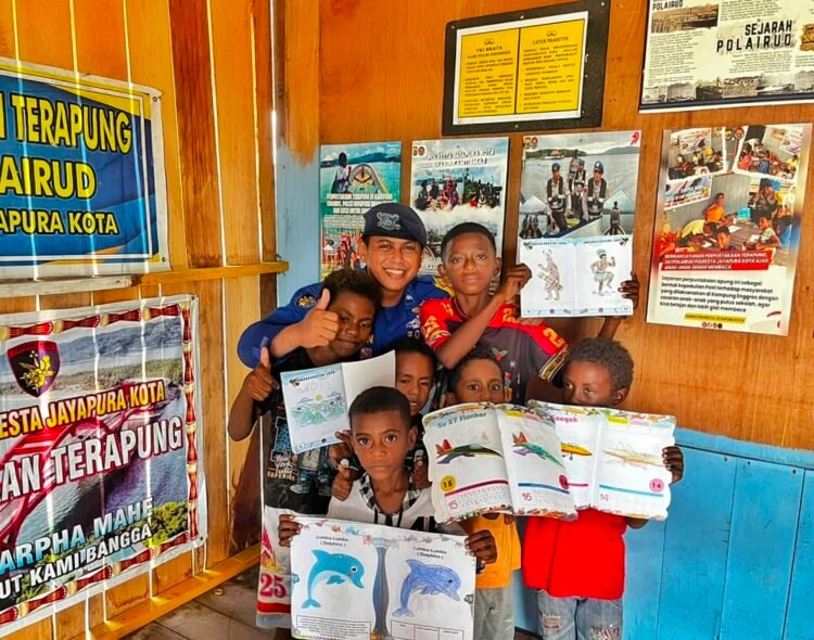 Dari Dermaga ke Rumah Baca, Bhabinkamtibmas Kampung Enggros Tanamkan Semangat Literasi bagi Anak-Anak  