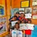 Dari Dermaga ke Rumah Baca, Bhabinkamtibmas Kampung Enggros Tanamkan Semangat Literasi bagi Anak-Anak