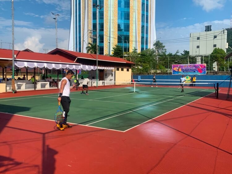 Semarak Hut Bhayangkara Ke-80, Persaingan Menuju Semifinal Turnamen Tenis Kapolda Papua Cup 2026 Semakin Ketat