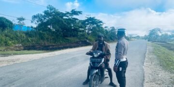 ‎Satlantas Polres Mamberamo Tengah Gelar Strong Point Pagi, Berikan Teguran Humanis kepada Pengendara