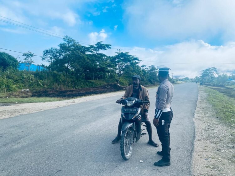 ‎Satlantas Polres Mamberamo Tengah Gelar Strong Point Pagi, Berikan Teguran Humanis kepada Pengendara