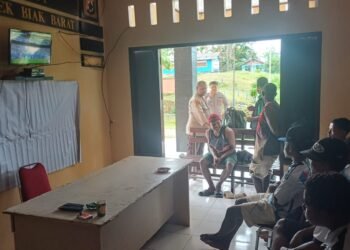 Bangun Kedekatan dengan Warga, Polsek Biak Barat Gelar Nobar Piala Dunia