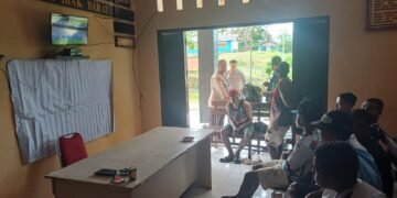 Bangun Kedekatan dengan Warga, Polsek Biak Barat Gelar Nobar Piala Dunia