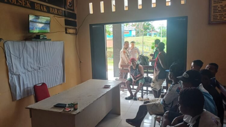 Bangun Kedekatan dengan Warga, Polsek Biak Barat Gelar Nobar Piala Dunia