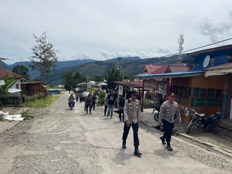 Hadir Beri Rasa Aman, Polres Tolikara Amankan Ibadah Minggu dan Gelar Patroli Kota Karubaga