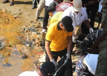 Wakapolda Papua Bersama Wamendagri dan Forkopimda Ikuti Kerja Bakti di Sungai Anafre dan Taman Kota Jayapura