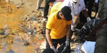 Wakapolda Papua Bersama Wamendagri dan Forkopimda Ikuti Kerja Bakti di Sungai Anafre dan Taman Kota Jayapura