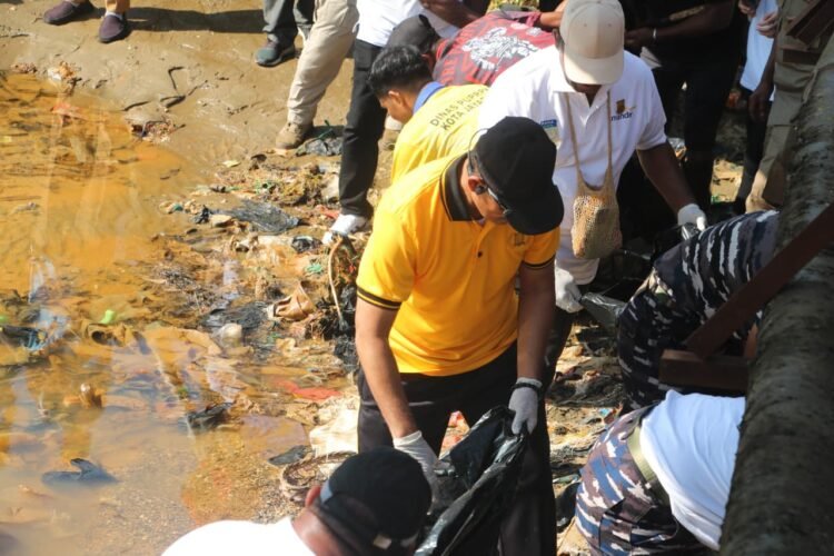 Wakapolda Papua Bersama Wamendagri dan Forkopimda Ikuti Kerja Bakti di Sungai Anafre dan Taman Kota Jayapura