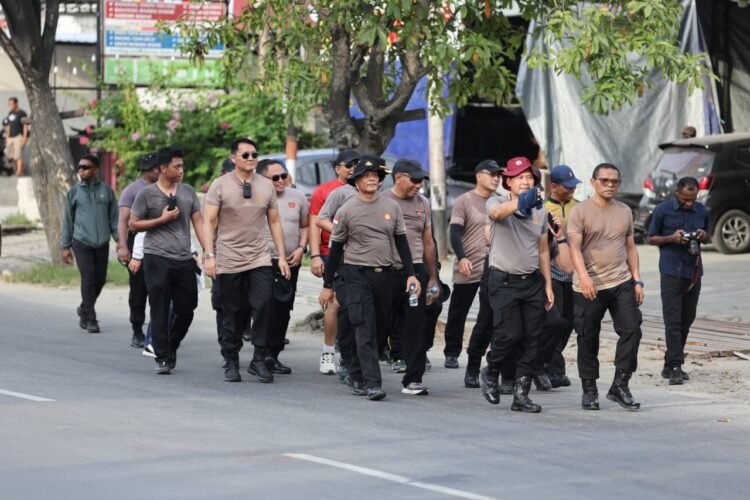‎Kapolda Papua Pimpin Jalan Santai, Tekankan Pentingnya Kebugaran untuk Mendukung Tugas Kepolisian