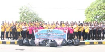 Jelang Hari Bhayangkara ke-80, Polda Papua Bersihkan Pantai Kupang Lewat Gerakan Indonesia Asri