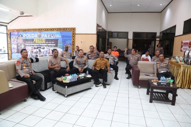 Kapolda Papua Pimpin Nonton Bareng Piala Dunia, Bangun Soliditas dan Kekompakan Personel