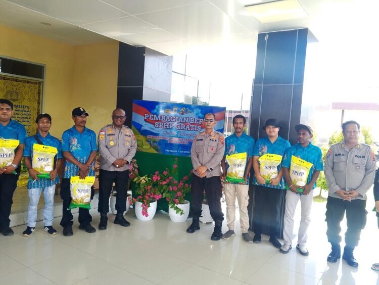 Momentum Hari Bhayangkara ke-80, Biro SDM Polda Papua Bagikan Beras SPHP 