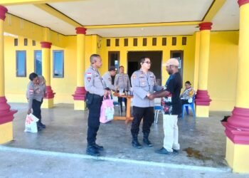 Wakapolres Mamberamo Tengah Salurkan Bantuan Sembako kepada Tokoh Pemuda di Kobakma