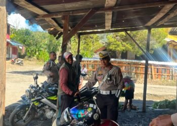 Patroli Jalan Kaki Polres Tolikara Perkuat Kedekatan dengan Masyarakat, Wujudkan Kamtibmas yang Kondusif