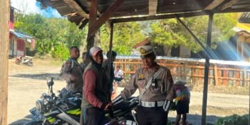 Patroli Jalan Kaki Polres Tolikara Perkuat Kedekatan dengan Masyarakat, Wujudkan Kamtibmas yang Kondusif
