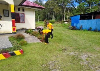 Budayakan Kebersihan dan Disiplin, Personel Polsek Bokondini Gelar Aksi Bersih Mako