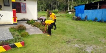 Budayakan Kebersihan dan Disiplin, Personel Polsek Bokondini Gelar Aksi Bersih Mako
