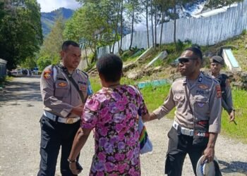 Minggu Pagi, Polisi di Tolikara Gelar Patroli Humanis dan Sapa Warga yang Hendak Beribadah